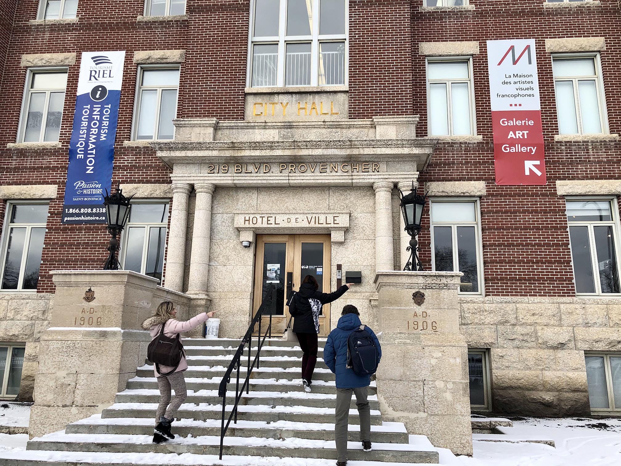 Visite des bureaux de Tourisme Riel, situés dans l’ancien hôtel de ville de Saint-Boniface.