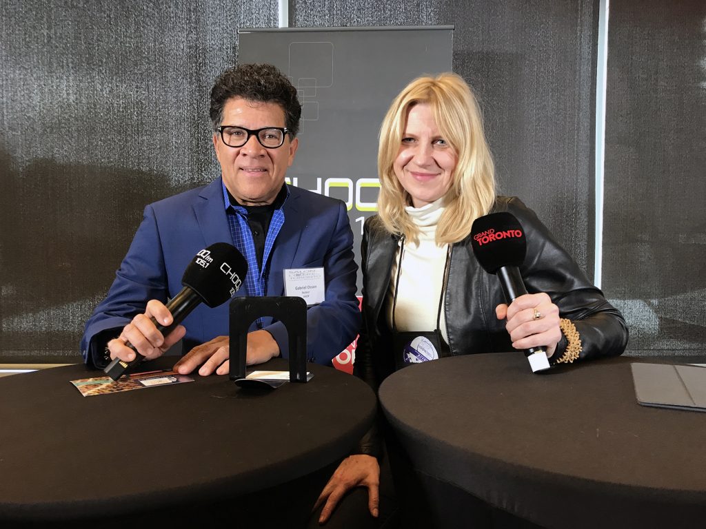 Aleksandra Grzybowska, coordonnatrice de la Bibliothèque des Amériques, a donné une entrevue à Gabriel Osson, auteur et animateur à CHOQ FM, en direct du Salon du livre de Toronto.