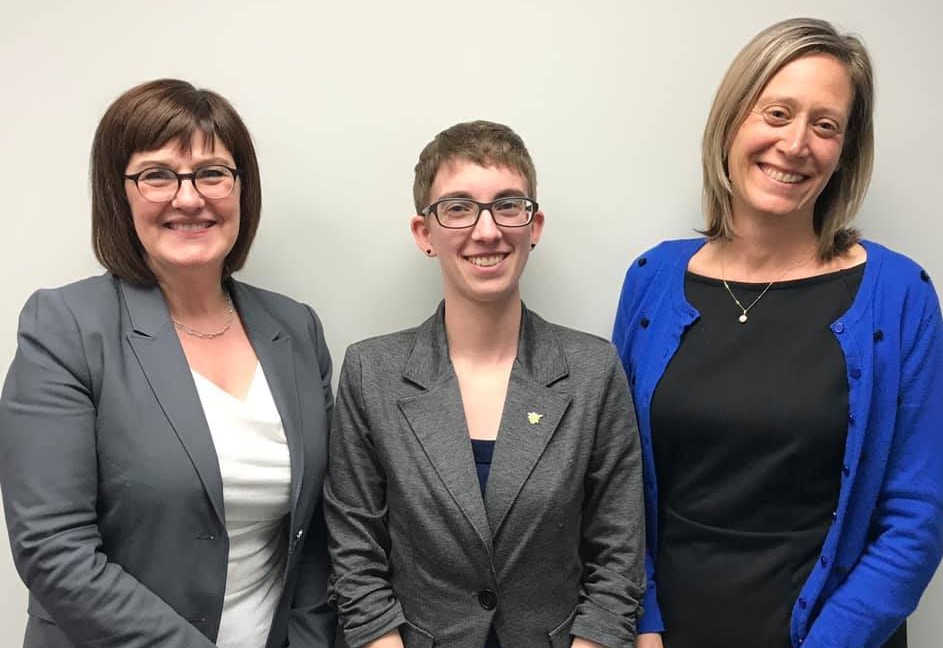 Johanne Whittom, Pascale Joëlle Fortin, directrice générale de la FJFNB, et Flavie-Isabelle Hade.