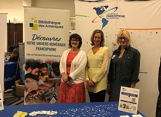 Johanne Whittom, présidente-directrice générale du Centre, Flavie-Isabelle Hade, directrice générale adjointe et directrice de la programmation, et Aleksandra Grzybowska, coordonnatrice de la Bibliothèque des Amériques, au congrès de l’AATF.