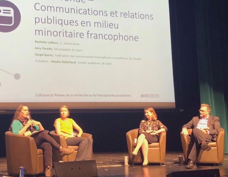 Une table ronde permet à divers acteurs communautaires de discuter de leurs expériences en communications et relations publiques en milieu minoritaire francophone.