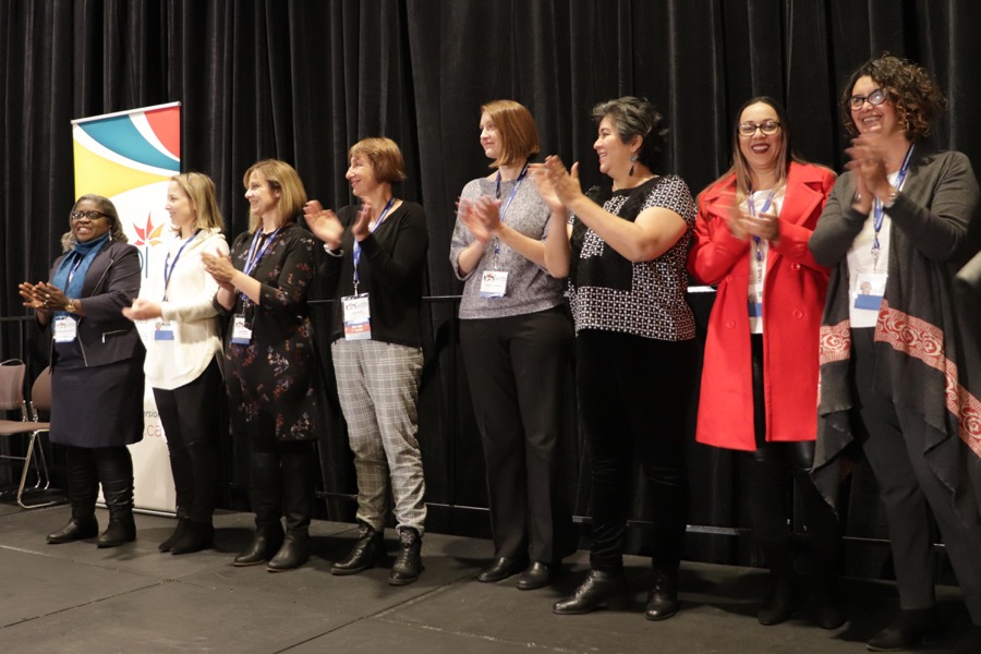 La délégation de la Série des Amériques a été mise à l’honneur lors de la cérémonie d’ouverture : Henriette Sindjui, Marie Bouteillon, Laure Warner, Nadia Bodin, Evelyne Charland, Haydée Silva, Ivannia Picado et Leonor Sara.