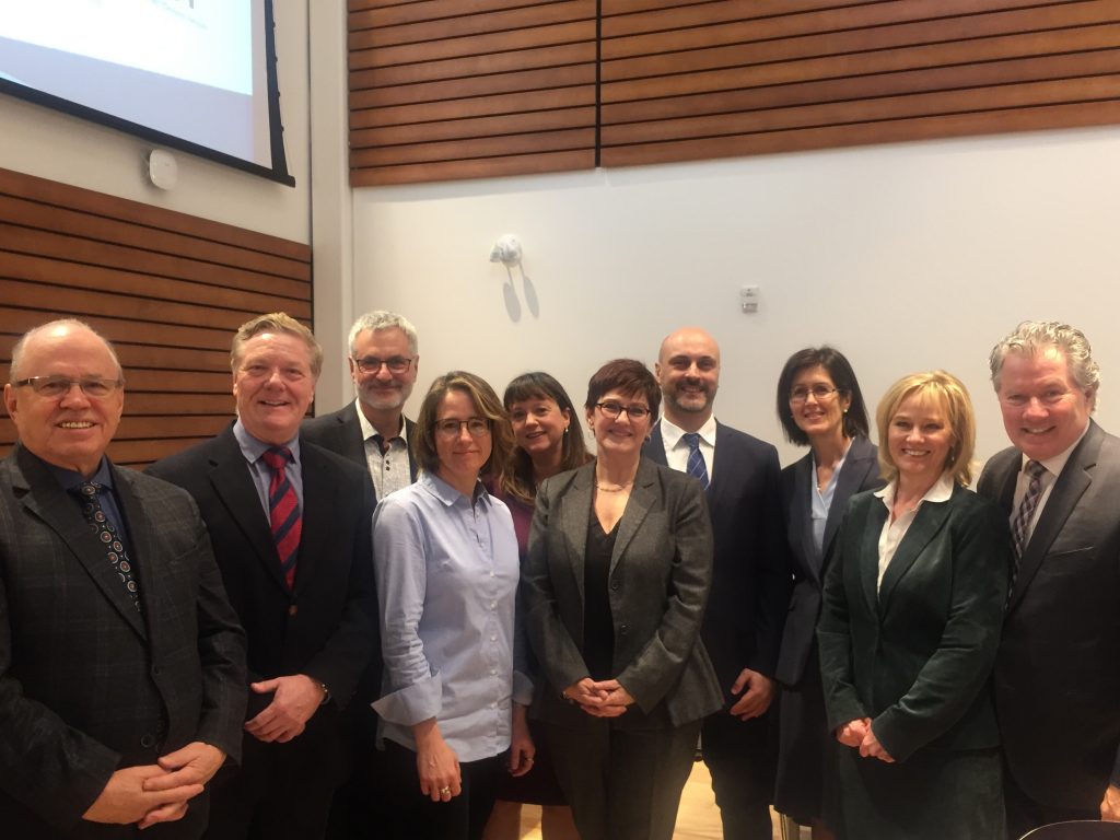 De gauche à droite, Jean Johnson, administrateur; Benoit Pelletier, ancien ministre responsable du Centre; Jean-Marc Fournier, ancien ministre responsable du Centre; Anne-Andrée Denault, ancienne employée; Renée Madore, administratrice; Johanne Whittom, PDG du Centre; Cyril Malouet, conseiller politique de la ministre LeBel; Linda Cardinal, ancienne administratrice; Mariette Mulaire, ancienne administratrice; Michel Robitaille, président du conseil d’administration.