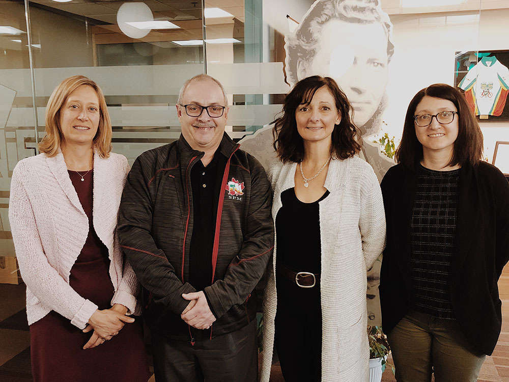 Flavie-Isabelle Hade, directrice générale adjointe; Daniel Boucher, directeur général de la Société de la francophonie manitobaine, Carole Freynet-Gagné, vice-présidente, et Isabelle Laurin, direcitrce des communications.