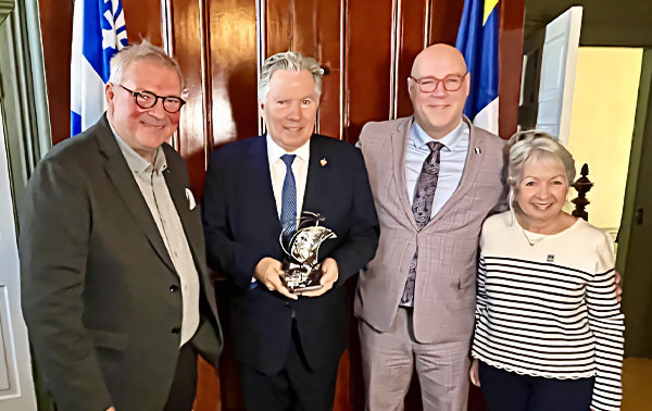 Michel Robitaille, président du conseil d’administration du Centre de la francophonie des Amériques, reçoit le Prix Acadie-Québec