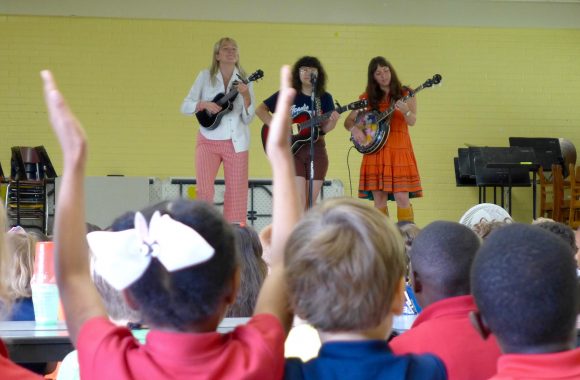 Les Hay Babies en spectacle à l’école d’immersion Myrtle Place à Lafayette