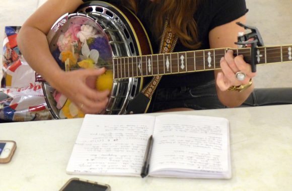 Julie Aube des Hay Babies collabore avec Justine Boulianne, chanteuse acadienne en voyage en Louisiane, et Jourdan Thibodeaux du groupe cadien Jourdan Thibodeaux et Les Rôdailleurs.