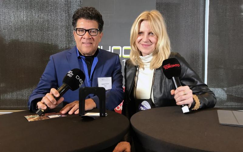 Aleksandra Grzybowska, coordonnatrice de la Bibliothèque des Amériques, a donné une entrevue à Gabriel Osson, auteur et animateur à CHOQ FM, en direct du Salon du livre de Toronto.