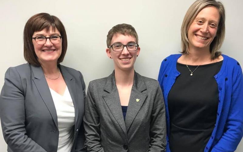 Johanne Whittom, Pascale Joëlle Fortin, directrice générale de la FJFNB, et Flavie-Isabelle Hade.