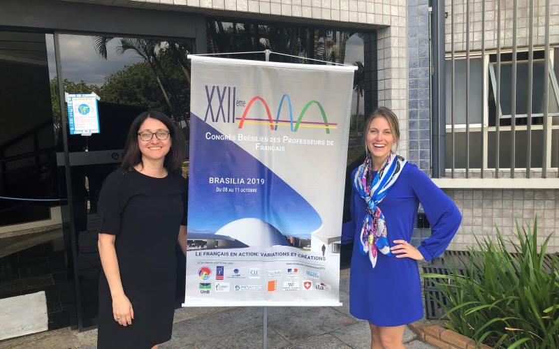 Isabelle Laurin et Caroline Richard posent fièrement à leur arrivée au XXIIe Congrès brésilien des professeurs de français.