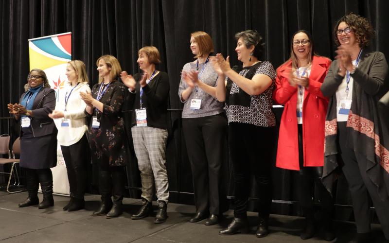 La délégation de la Série des Amériques a été mise à l’honneur lors de la cérémonie d’ouverture : Henriette Sindjui, Marie Bouteillon, Laure Warner, Nadia Bodin, Evelyne Charland, Haydée Silva, Ivannia Picado et Leonor Sara.