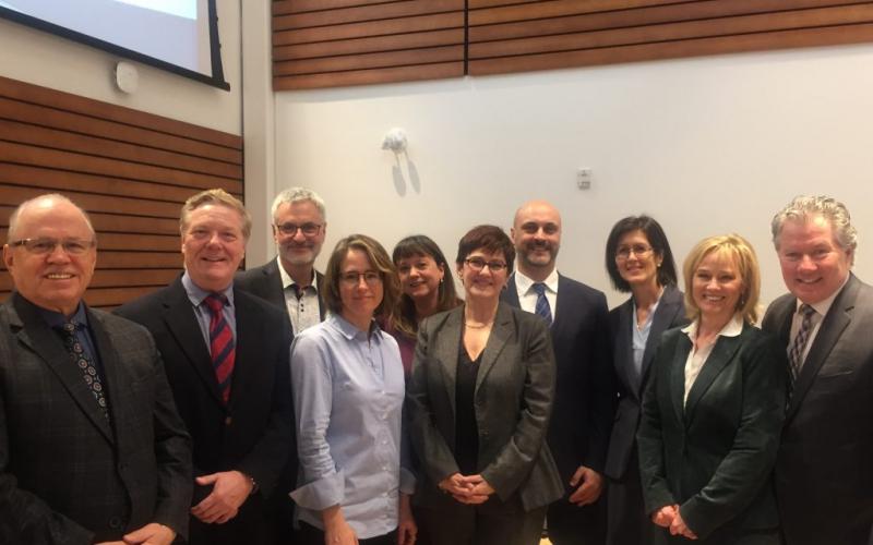 De gauche à droite, Jean Johnson, administrateur; Benoit Pelletier, ancien ministre responsable du Centre; Jean-Marc Fournier, ancien ministre responsable du Centre; Anne-Andrée Denault, ancienne employée; Renée Madore, administratrice; Johanne Whittom, PDG du Centre; Cyril Malouet, conseiller politique de la ministre LeBel; Linda Cardinal, ancienne administratrice; Mariette Mulaire, ancienne administratrice; Michel Robitaille, président du conseil d’administration.