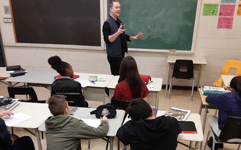 Atelier de slam donné par Mathieu Lippé, artiste de la parole et porte-parole du concours Slame tes accents, dans une commission scolaire anglophone de Montréal, la Commission scolaire Lester-B.-Pearson.