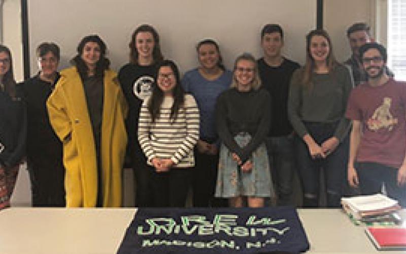 Photo de la classe de FREN 334 de Drew University : Bella, Kelly, Muriel, Daria, Theresa, Nancy, Odalys, Brianna, Tyler, Bree, Charles, Jake, Kent (2019)