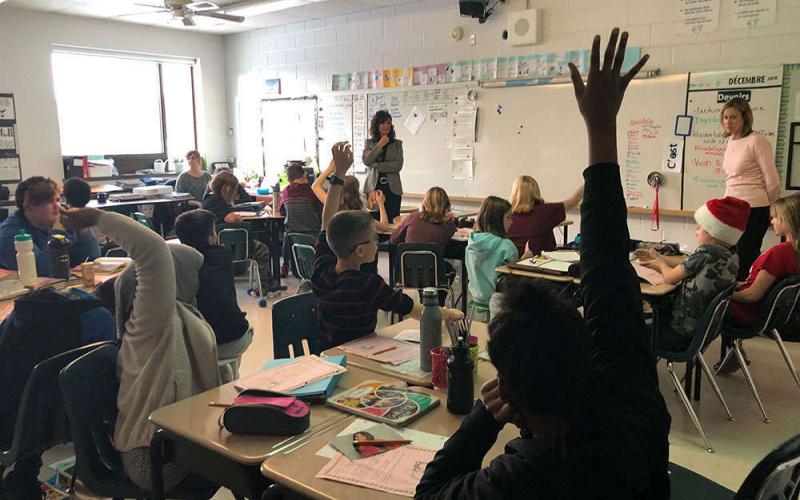 Les discussions génèrent beaucoup d’intérêt chez les élèves qui s’expriment en français.