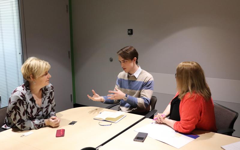 Véronique Lessard, directrice de Radio-Canada Québec, en discussion avec Will McGrew et Sonia Bertrand du Centre