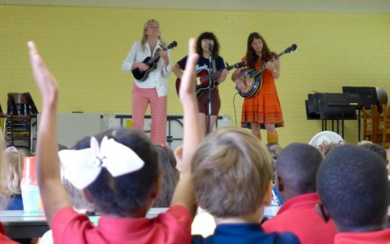 Les Hay Babies en spectacle à l’école d’immersion Myrtle Place à Lafayette