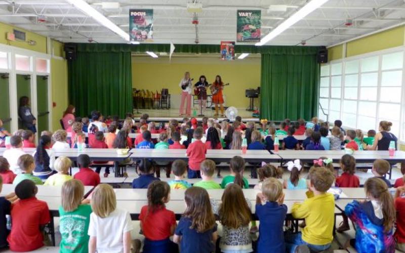 Les Hay Babies en spectacle à l’école d’immersion Myrtle Place à Lafayette